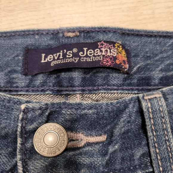 Levi's Jean Shorts 3 - Picture 5 of 7